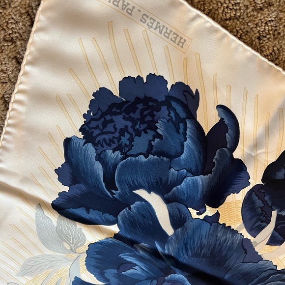 AUTHENTIC HERMES peony 100% silk scarf!!!! - Picture 3 of 6
